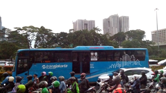 Insiden Di Jalur Transjakarta, Akibat Tak Menyadari Risiko Dekat Big Bus