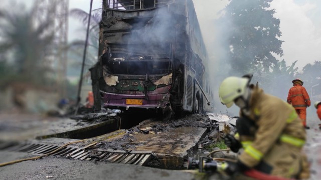 Bus Tingkat PO Karina Terbakar di Pool Cilandak