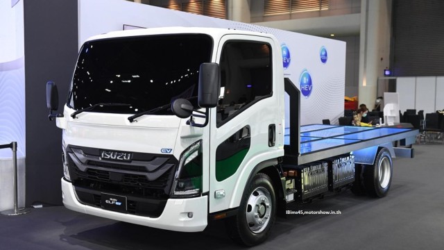 GIIAS 2024: Isuzu Boyong Elf Dan D-Max Listrik 