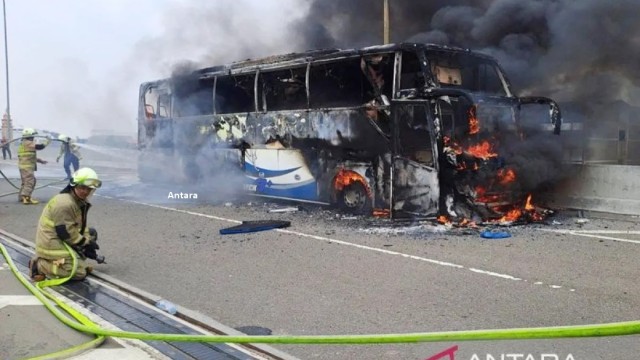 Bus Pariwisata Angkut Siswa TK Terbakar Di Tol 