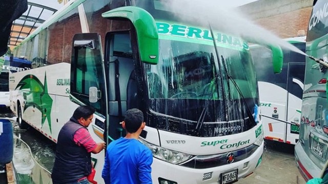 Bukan Hanya Indonesia, Bus di Kolombia Juga Disemprot Disinfektan