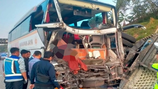 Akibat Pramudi Tidak Konsen, Kembali Terjadi Bus AKAP Seruduk Truk 