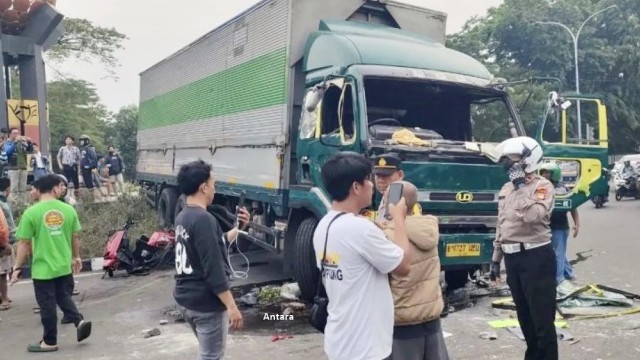 Truk Tabrak Puluhan Kendaraan Di Tangerang