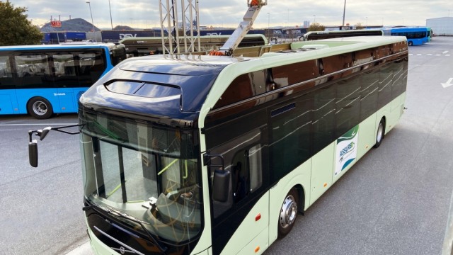 Volvo Punya Cara Unik Mengisi Daya Bus Listriknya