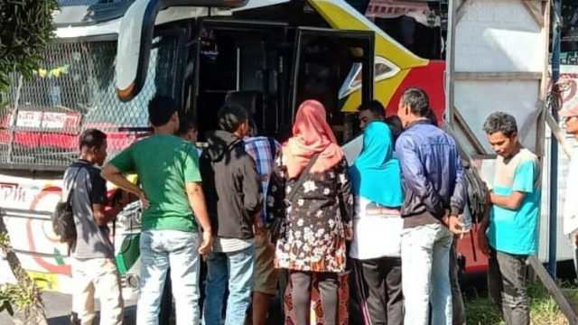 Mengharukan! Bus NPM Bawa Pemuda Terlantar Bertemu Keluarga