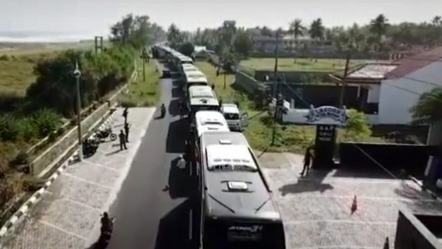 Puluhan Bus Mengular di Pantai Pangandaran, Ada Apa?