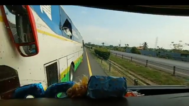 Viral, Aksi Bus Oleng Akibatkan Celaka di Tol Merak