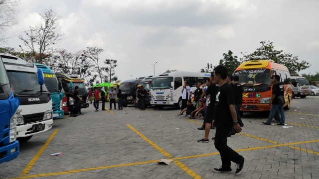 Konvoi Puluhan Microbus Isuzu Elf Keliling Kota Meriahkan Jambore Perdana EMCI di Solo
