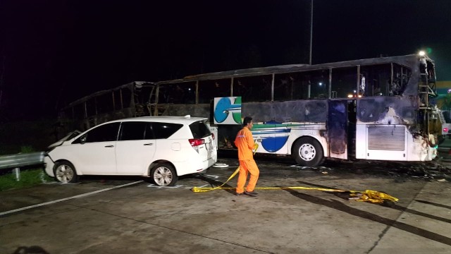  Kecelakaan Beruntun Di GT Kalikangkung, Dua Bus Malam Terbakar Hebat