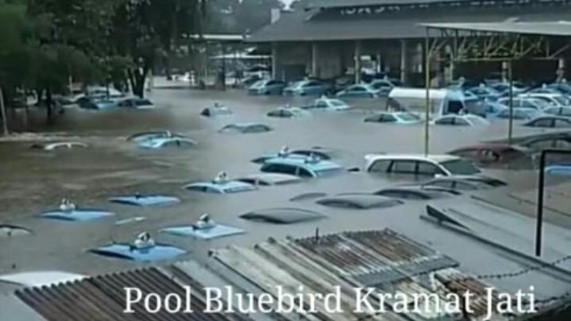 Banjir Merendam Puluhan Armada Taksi Bluebird di Pool Kramatjati dan Puri Indah