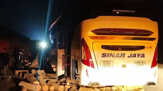 Breaking News: Bus Suite Class PO Sinar Jaya Tabrakan, Ringsek Terhantam Truk