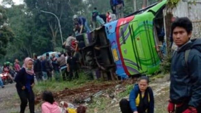 BREAKING NEWS : Bus Pariwisata Purnama Sari Kecelakaan Tunggal Di Subang, Enam Tewas