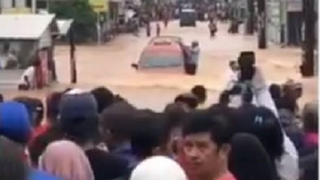 Viral Angkot Isuzu Panther Terjang Banjir Jakarta, Ini Tips Penanganan Pertama Pascabanjir