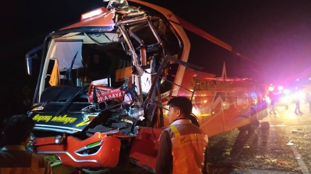 Bus Patas Hantam Pantat Truk di Tol Jombang-Mojokerto, Kondektur Tewas