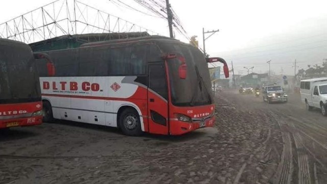  Bus AKAP di Filipina Mandi Debu Akibat Erupsi Gunung Taal 