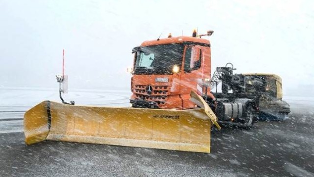 Daimler Pamer Truk Otonom Pembersih Salju