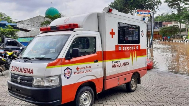 Ambulans New Carry Turun Langsung Evakuasi Korban Banjir Dua Meter di Bekasi