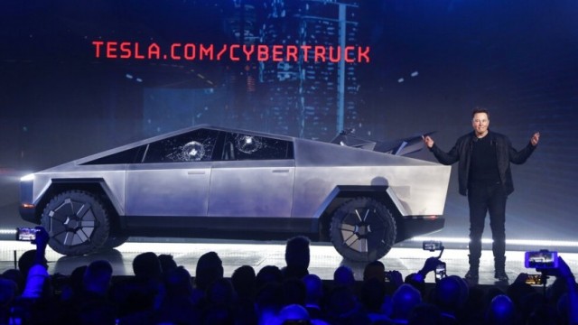 Saham Turun Gara-gara Kaca Tesla Cybertruck Ambyar di Depan Muka Elon Musk