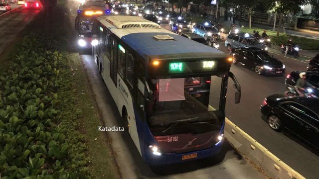 TransJakarta Beroperasi Sampai Tengah Malam Hari Ini 