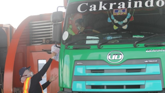 Cegah Penyebaran Corona, Astra UD Trucks Beri Masker Dan Vitamin Ke Pengemudi Truk