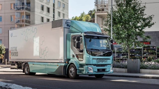 Volvo Trucks Kirim Truk Listrik ke 3 Konsumen Pertamanya di Swedia