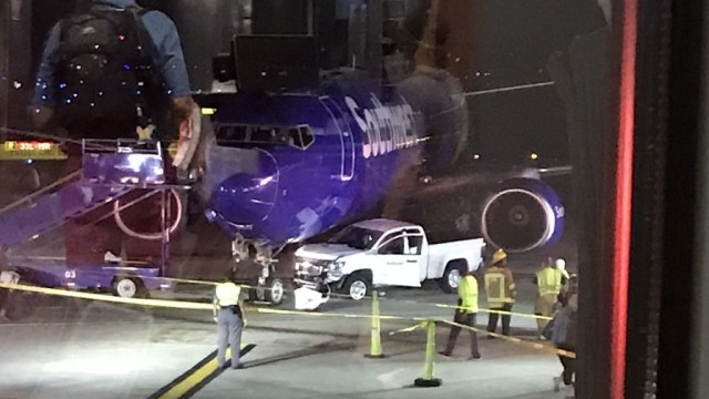  Pick Up Tabrak Pesawat Southwest Airlines Saat Baru Mendarat, Penumpang Panik