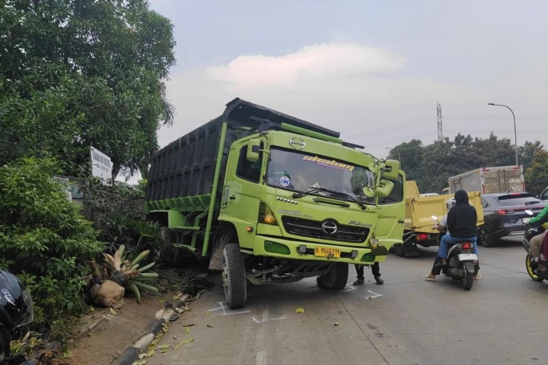 Lagi Truk Penyebab Kecelakaan Di Jalan Padat Bus And Truck Indonesia